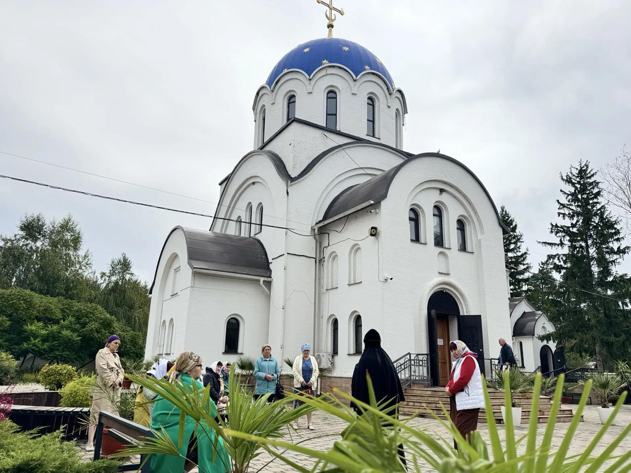 Участники поездки осматривают храм «Всецарица». | Путешествие к святым местам