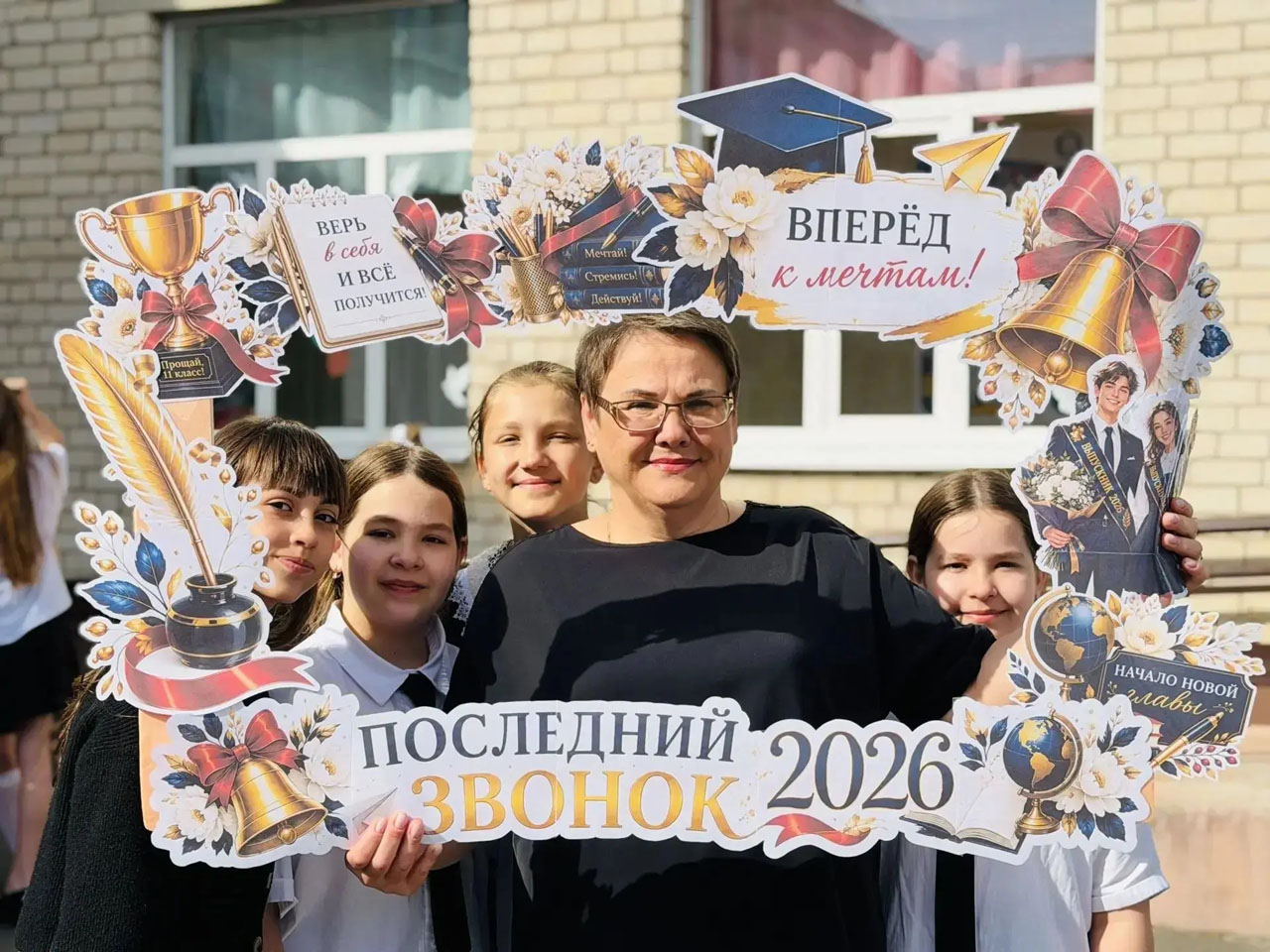 Директор СОШ №1 Марина Вихляй с учениками во дворе школы. | «Школа — мой второй дом»