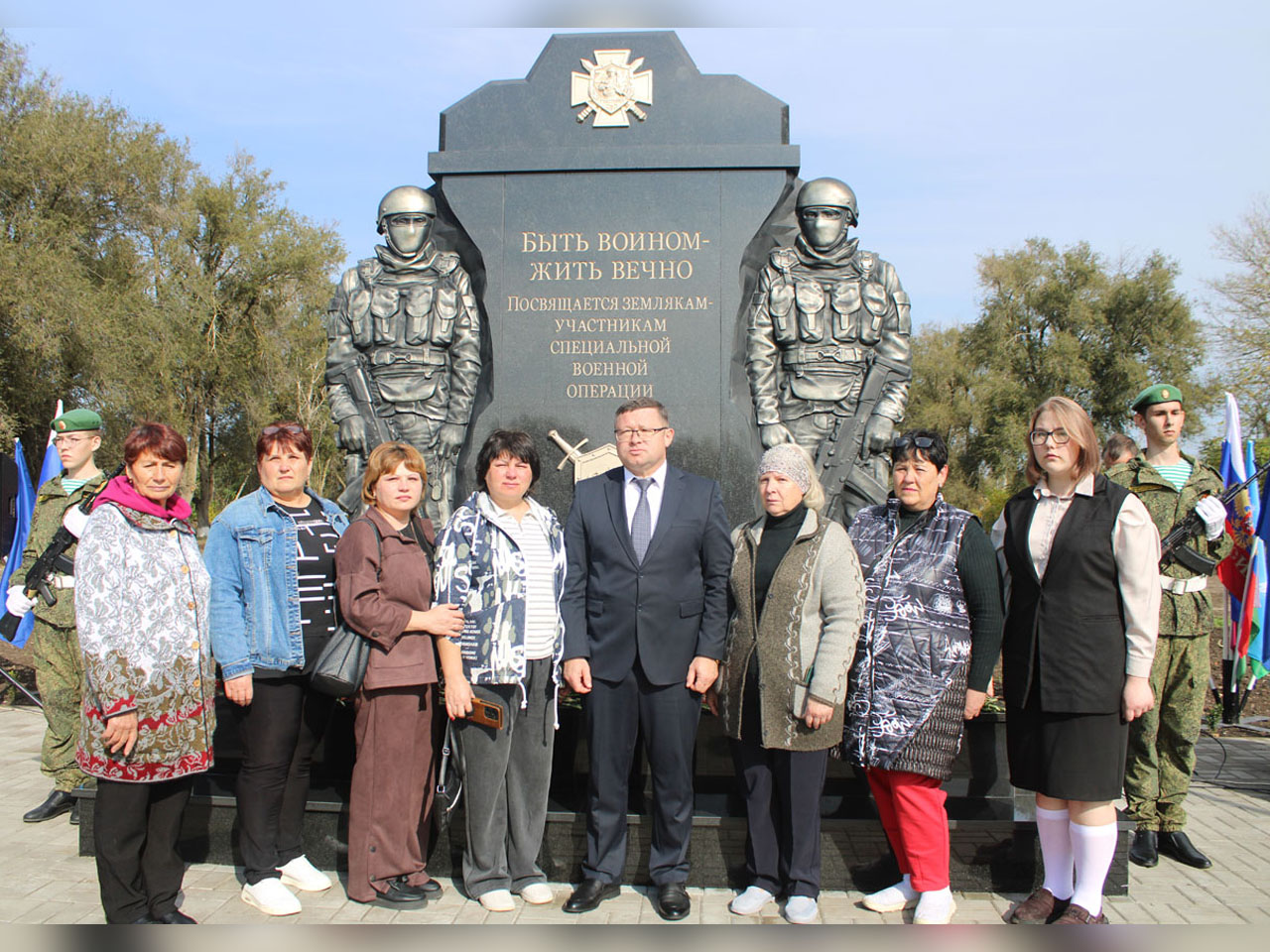 Родные погибших бойцов сфотографировались у памятника с главой района Виталием Демировым. | Они ушли в бессмертие